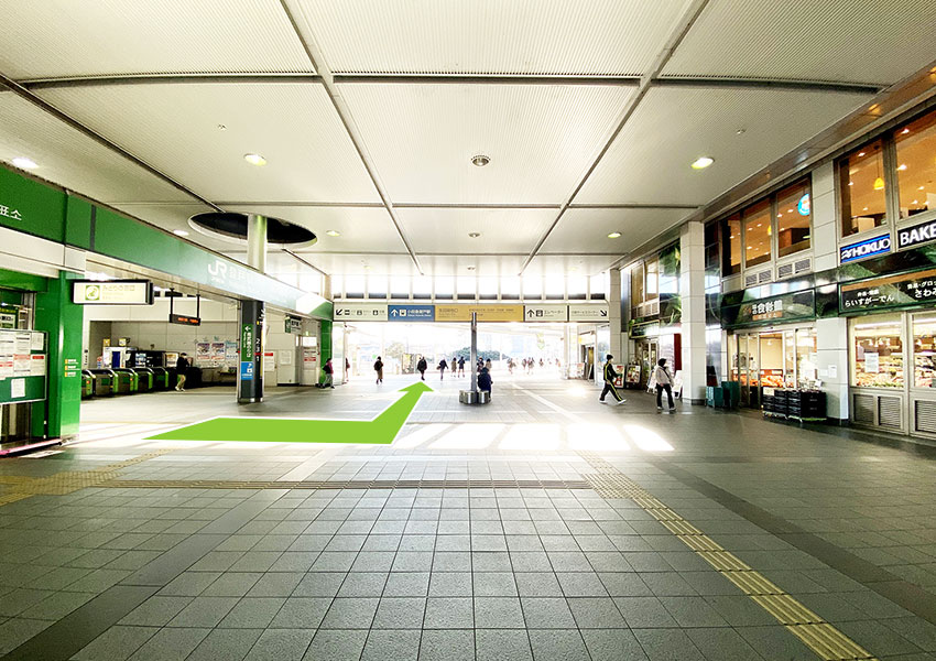 1. 改札を出て左に曲がります