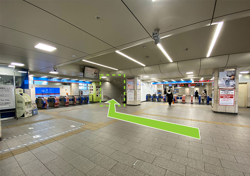 2. 道なりに進み、「小田急線 登戸駅」の改札の脇にある階段を下がります