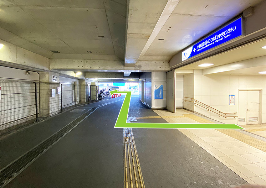 4. 出口を右に曲がり、正面の道路を左に曲がります