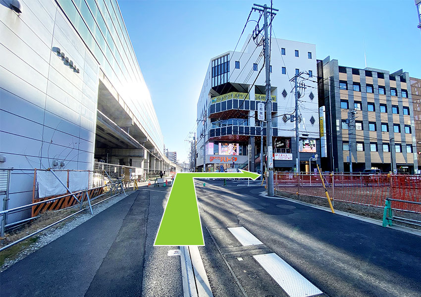 5. T字路が見えるので、右に曲がります