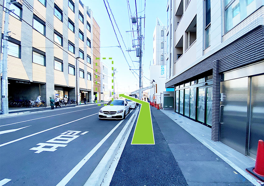 6. 正面左手側の灰色の建物に向かいます