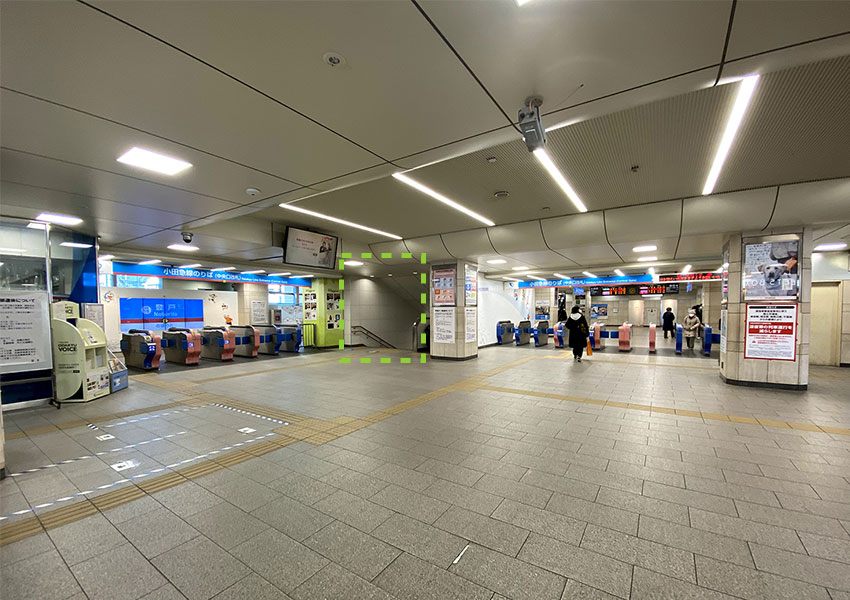 1. 改札の脇にある階段を下がります