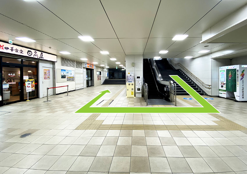 2. 改札の脇にある階段を下がります