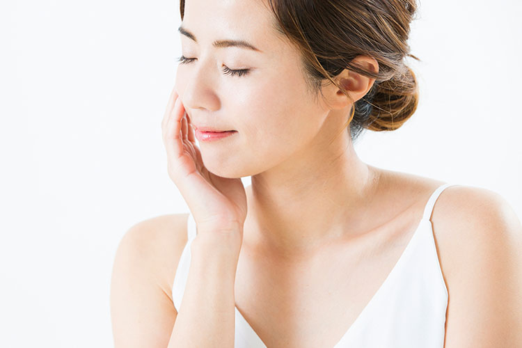 肌の調子がよくなってうれしい女性イメージ