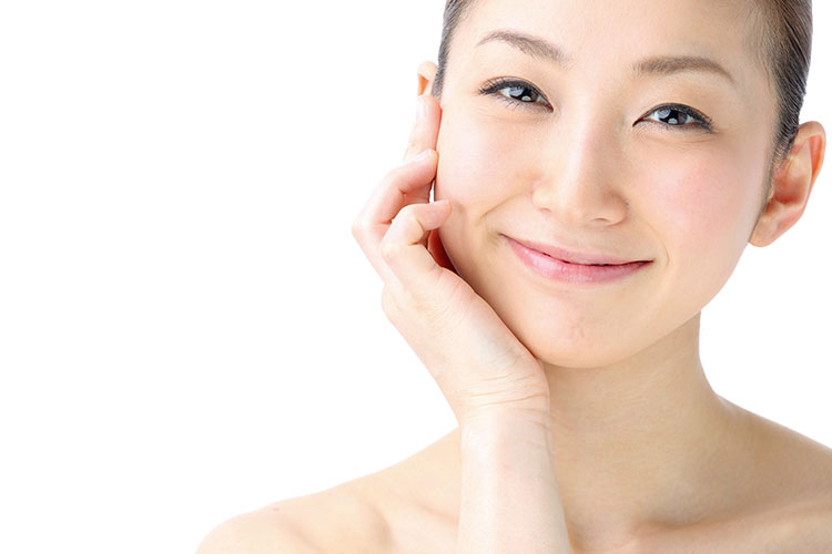 肌の調子がよくなってうれしい女性イメージ